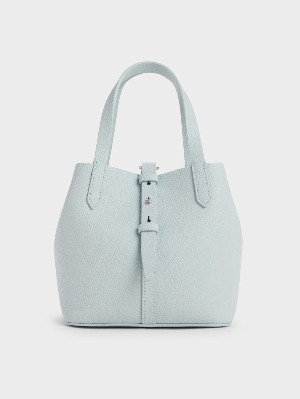 Why One Blue Bag Can Sharpen a White-Shirt Look Fast