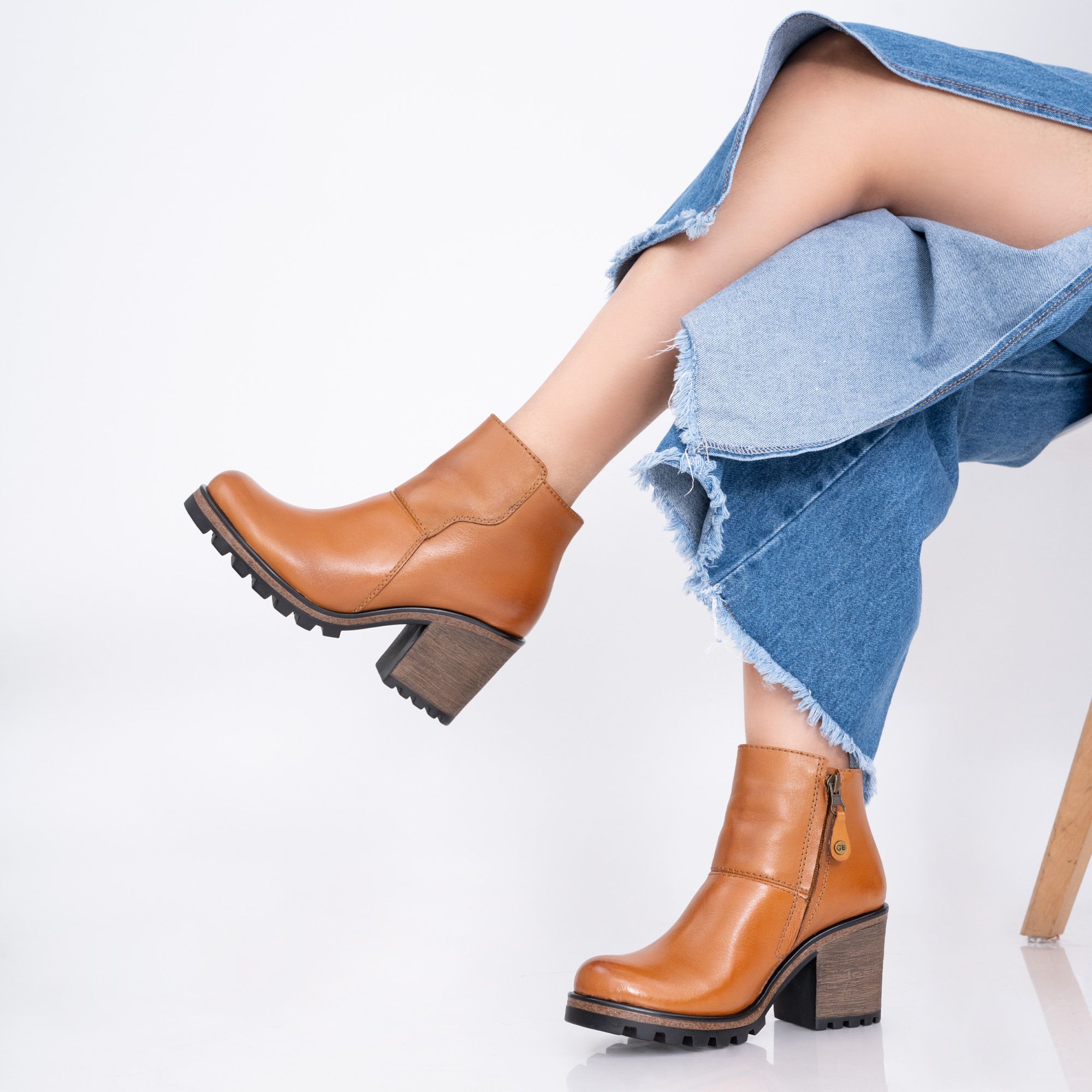 How to Wear Wide-Leg Jeans with Ankle Boots Without Dragging Hems